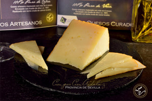 Serie "Oro Andaluz". Queso Curado Artesano de Vaca Leche cruda (0.5kg aprox.). Corteza natural protegida con aceite de oliva virgen extra ecólogico